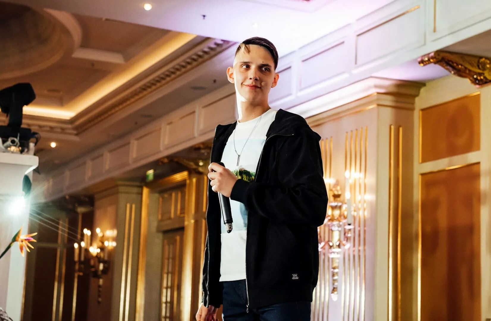 Клип рэпера. Алишер моргенштерн в уфе. Где живет рэпер. Где живет рэпер. Леша свик фото певец.