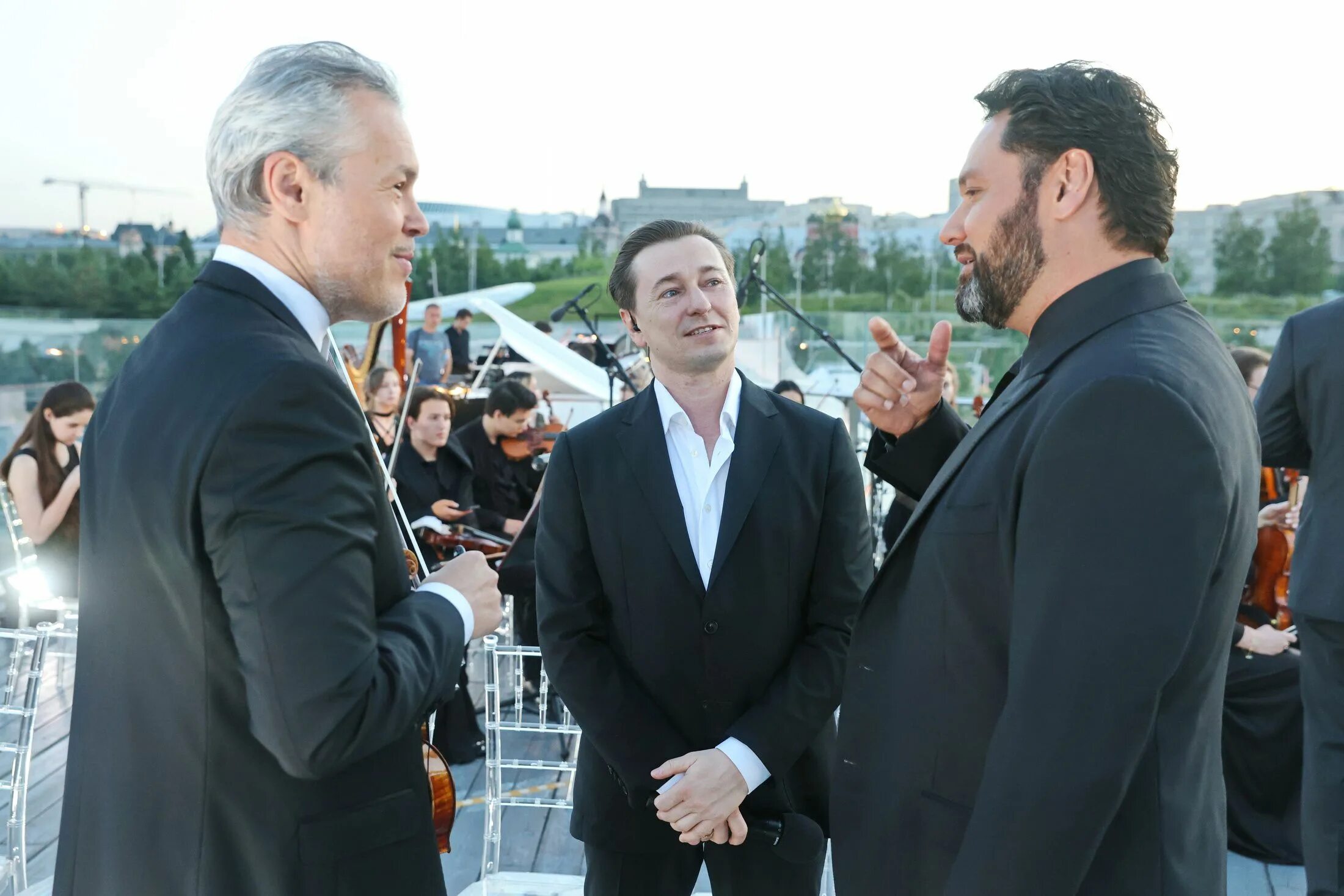 концерт 22 июня в 4 часа 2024. концерт в парке зарядье. зрители на концерте.