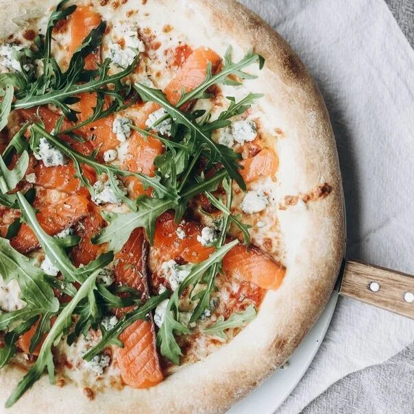 Вегетарианское питание catering. Меню доставки еды. Пицца донецк. Доставка еды симферополь. Белое круглое блюдо для пиццы.