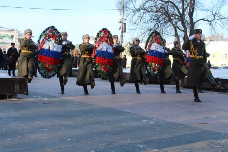 Праздники 28 февраля в мире. Как отмечают 23 февраля. Праздники февраль в очках. Кто отмечает 23 февраля в России. Как отмечают 23 февраля в разных странах.