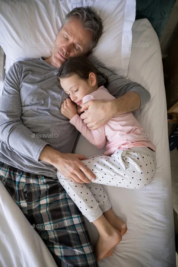 Sleep with father. Папа с дочкой спят в обнимку. Папа лежит на дочери. Daughter daddy sleep. Папа доченьку в постели.