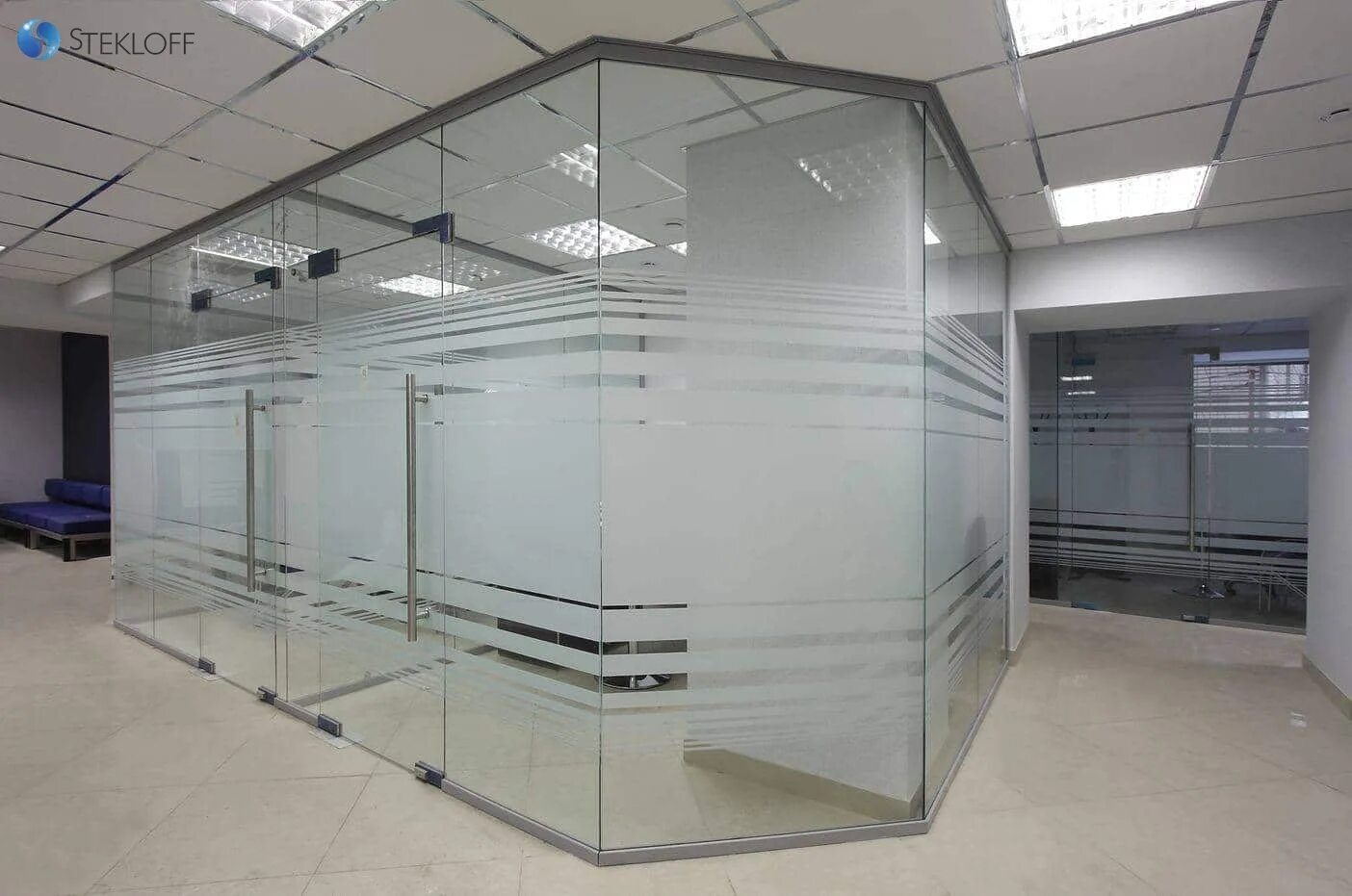 Декоративные стекла. Дверь стеклянная для душевой кабины киров. Стеклофф. Торговый остров пристенный. Островок из алюминиевого профиля.