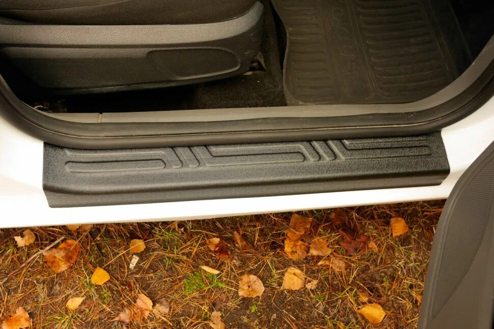 Пластиковые накладки на пороги ford focus 2. Пороги на форд фокус 2 хэтчбек рестайлинг. Порог двери форд фокус 2. Накладки на пороги форд фокус 2 пластик. Пороги для ford focus 2.