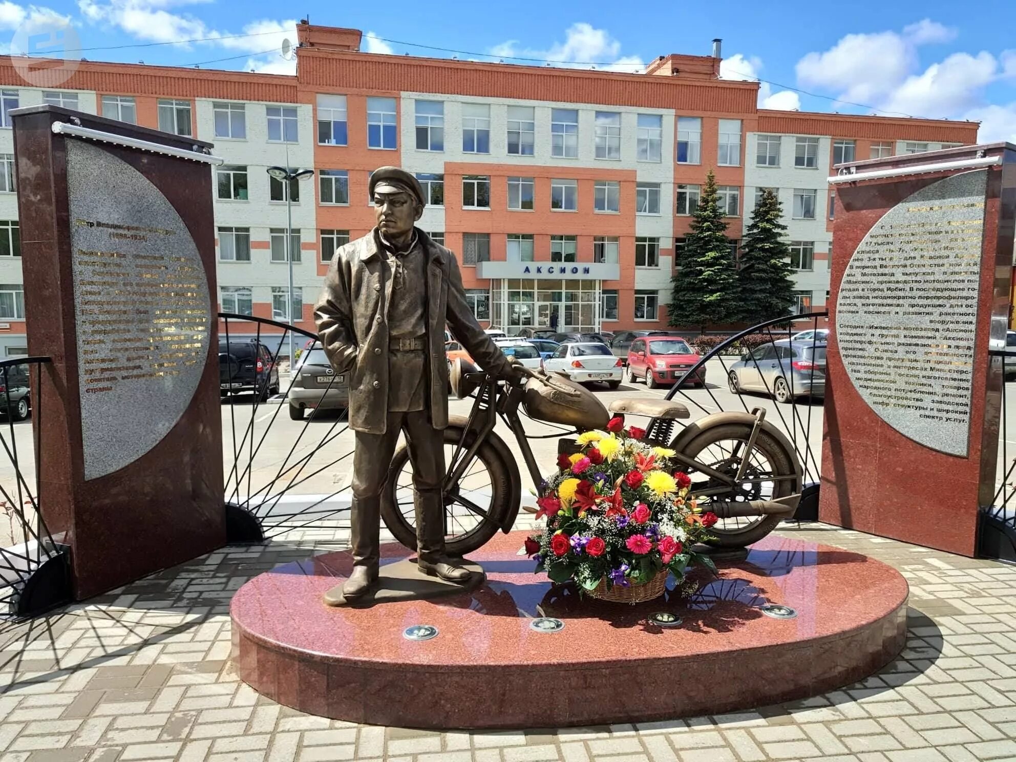 Город в котором установлен памятник. Памятники и монументы ижевска. памятник петру можарову в ижевске. памятник петру можарову. памятник около памятника оружейников в ижевске.