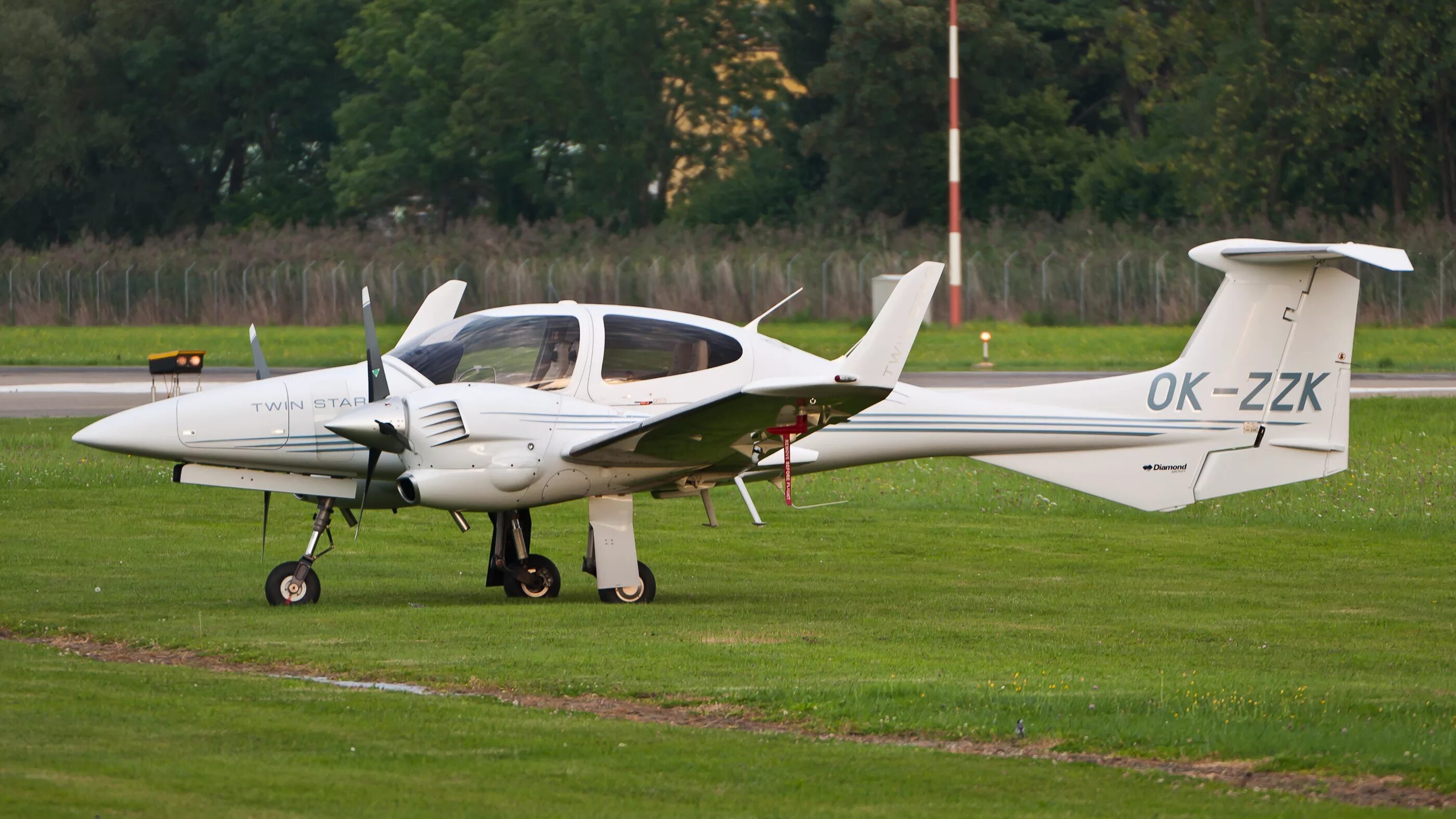 Images - Diamond Aircraft Industries