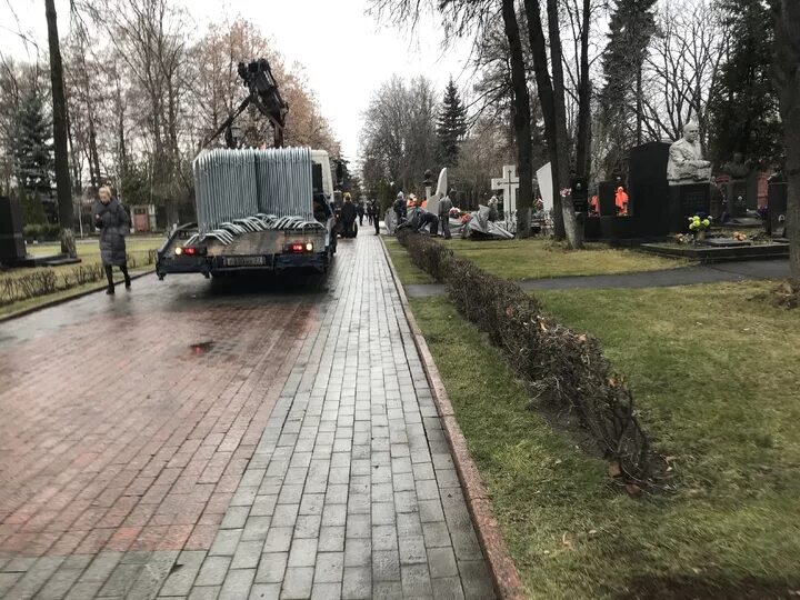 Памятник Лужкова на Новодевичьем кладбище. Могила Юрия Лужкова на Новодевичьем кладбище. Новодевичье кладбище Лужков.