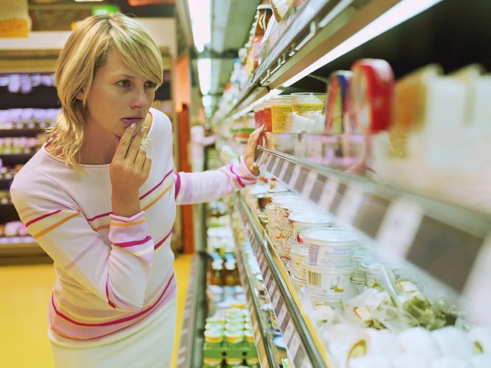 Женщина в магазине. Девушка в продуктовом магазине. Выбор продуктов в магазине. Удиви товар. Удиви товар.