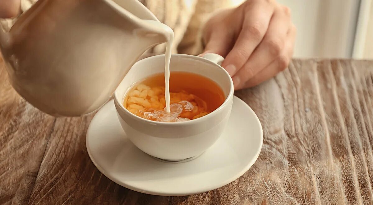 Чашка чая с молоком. Чашка чая с молоком