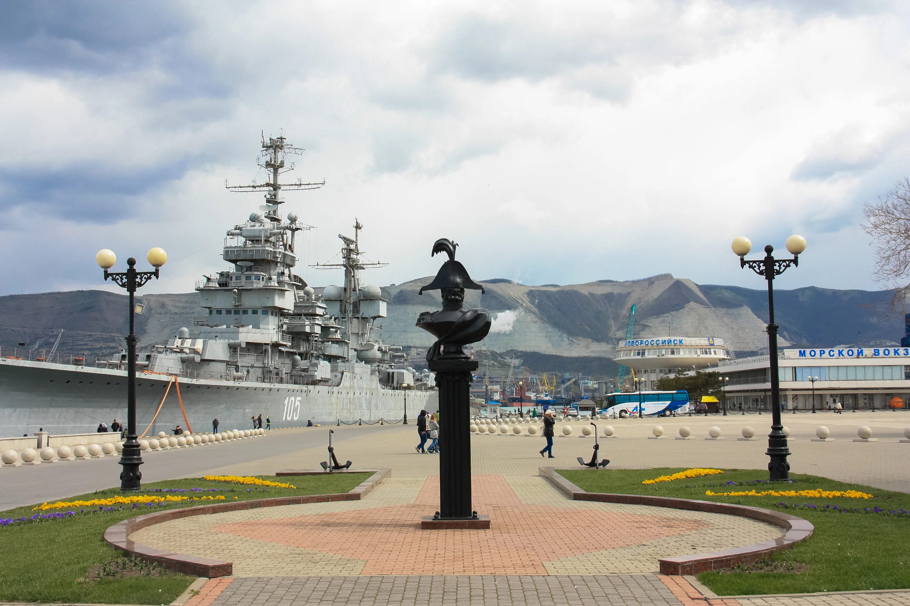 Новороссийск набережная Адмирала Серебрякова. Море Новороссийск Novorossiysk достопримечательности. Набережная города Новороссийска музей. Набережная города Новороссийска Краснодарского края.