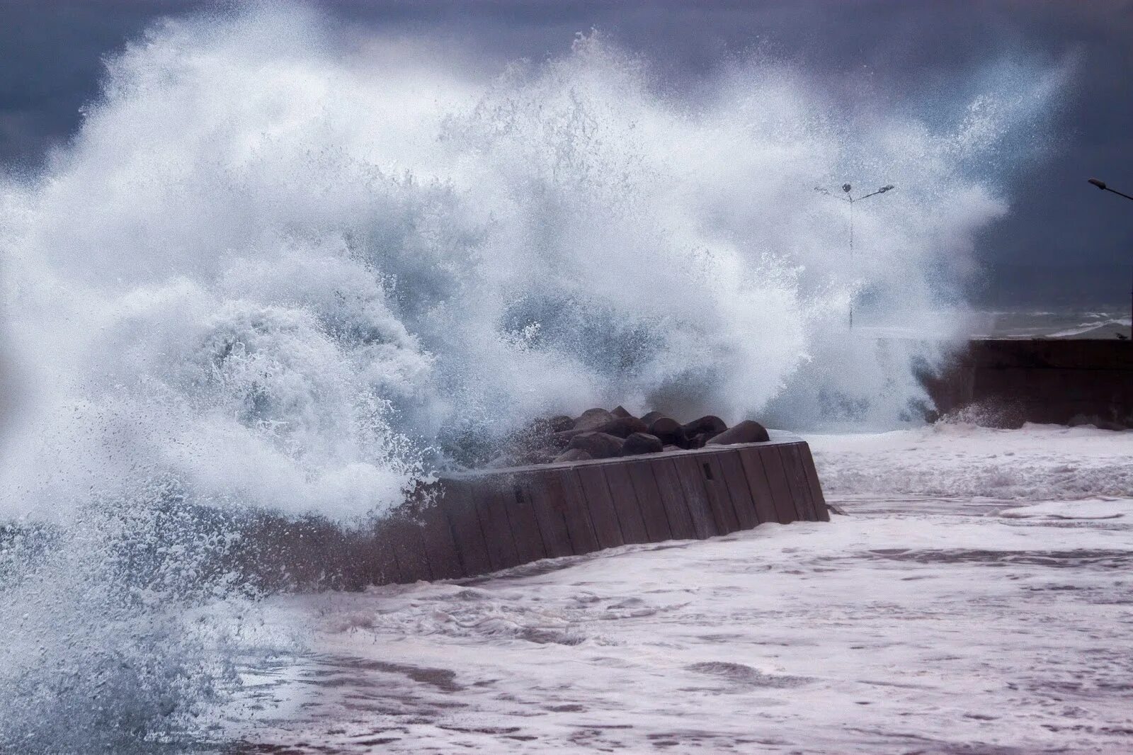 Шторм счет. Балтийское море шторм. Шторм на Балтийском море в Балтийске Маяк. Балтика море шторм. Штормящее море Балтика.