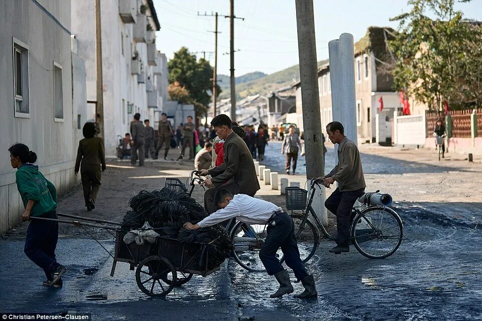 Северная корея как живут в самой закрытой. Северная корея как живут в самой закрытой. Голод в северной корее 1995-1997. Северная корея закрытая страна. Северная корея дома простых людей.