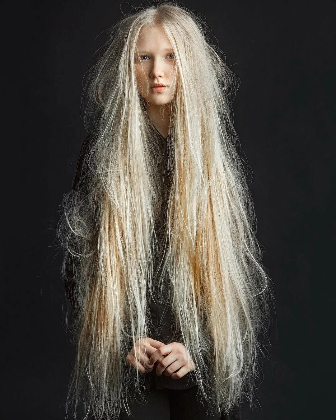 Белокурые прямые волосы. Длинные белые волосы. Анастасия юдина беловолосая. Девушки блондинки с длинными волосами. Kerli koiv певица.