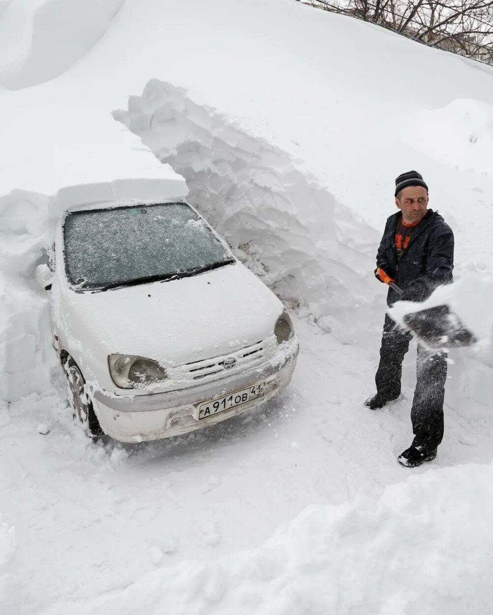 Откопала или откапала. Машина в сугробе. Машину занесло снегом. Откапывает машину. Машину замело.