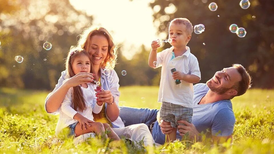 Семейная фотосессия на природе. Счастливые дети и родители. Семья это счастье. Счастливая семья на природе.