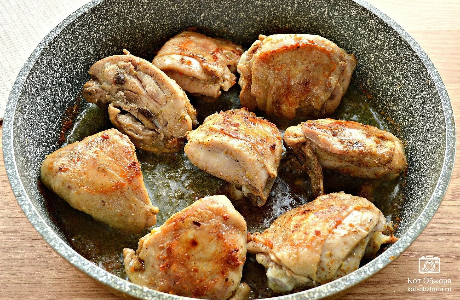 Жареные куриные бедра на сковороде. Тушеные куриные бедрышки. Бедра жареные с луком. Куриные бёдра на сковороде. Филе бедра жареные на сковороде.