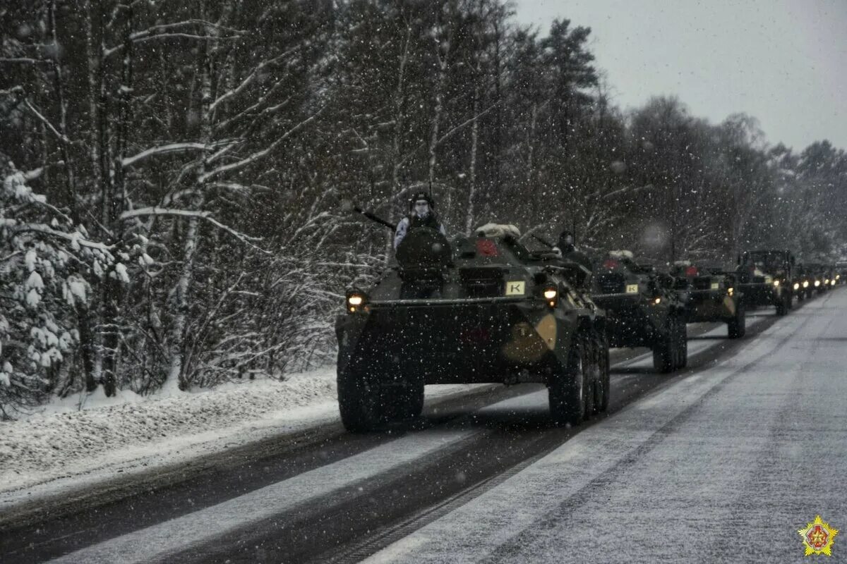 Российские и белорусские войска. Колонна военной техники. Вооружоня арміі білорусі. Российские войска в белоруссии. Колонна военной техники беларусь.