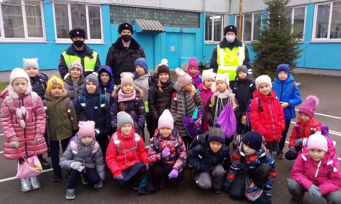 Каникулы в школах красноярска. Красноярск школьники на улице. Ровдинская школа. Лунки ГБОУ АО Ровдинский детский дом. Ровдинский детский дом Шенкурск.