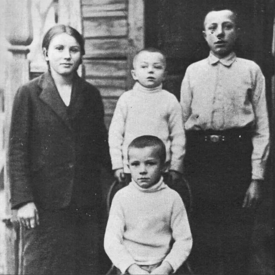 Самые ранние родители. Родители Гагарина. Брат Юрия Гагарина.