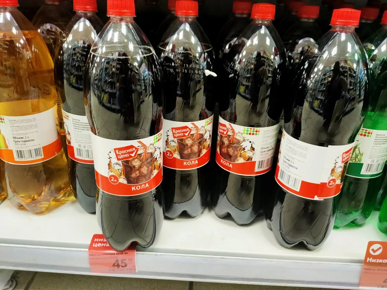 Полки магазинов сейчас. Продукты исчезнувшие с прилавков. Кола из пятерочки. Вкусняшки которые исчезли с прилавков магазинов. Полки магазина.