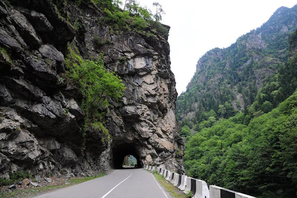 Абхазская дорога. Дорога Зугдиди Местиа. Дорога Зугдиди Местиа серпантин. Абхазия горный каньон. Горная дорога в Грузии.