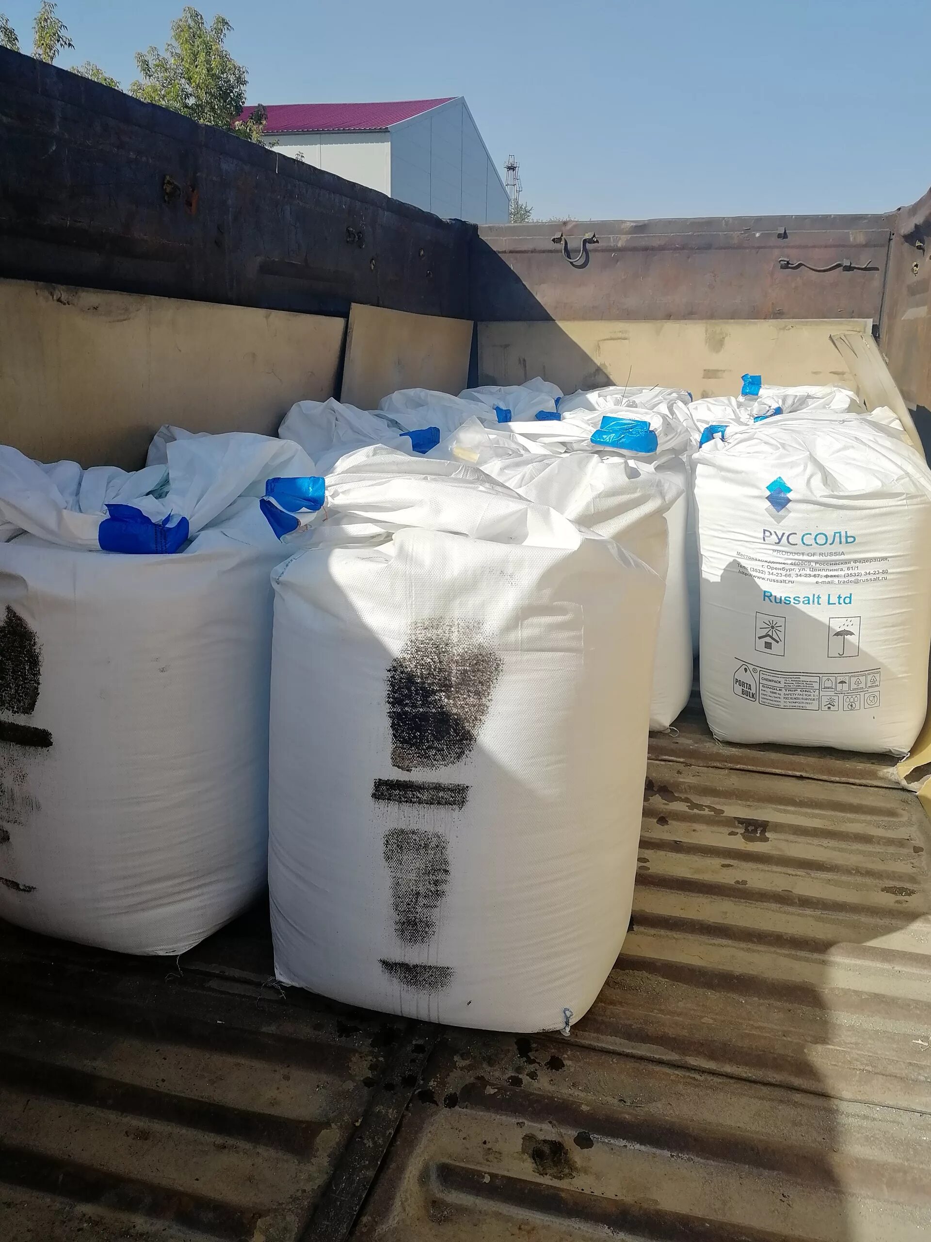 Соль галит в мкр. 1 тонна соли. Соль галит в мкр. 1 тонна соли. 1 тонна соли.