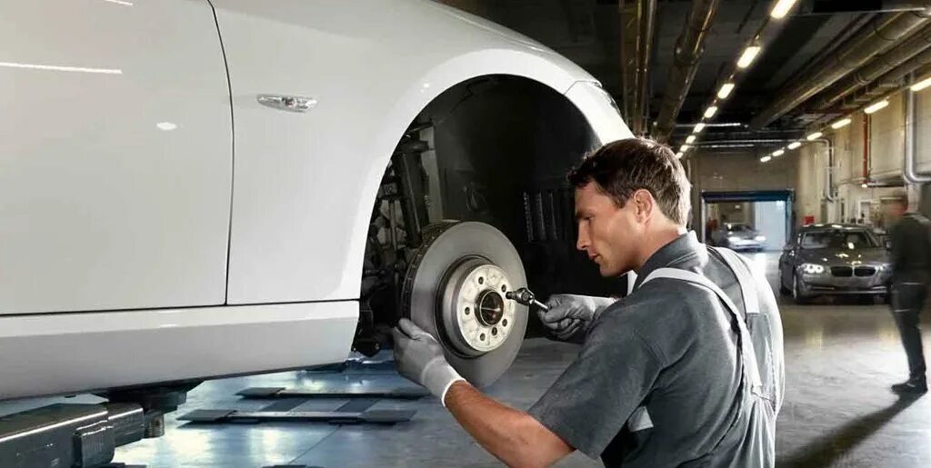 Замена подшипника автосервис. Механик BMW. БМВ сервис. Car Brake service. Disc Brake auto service.