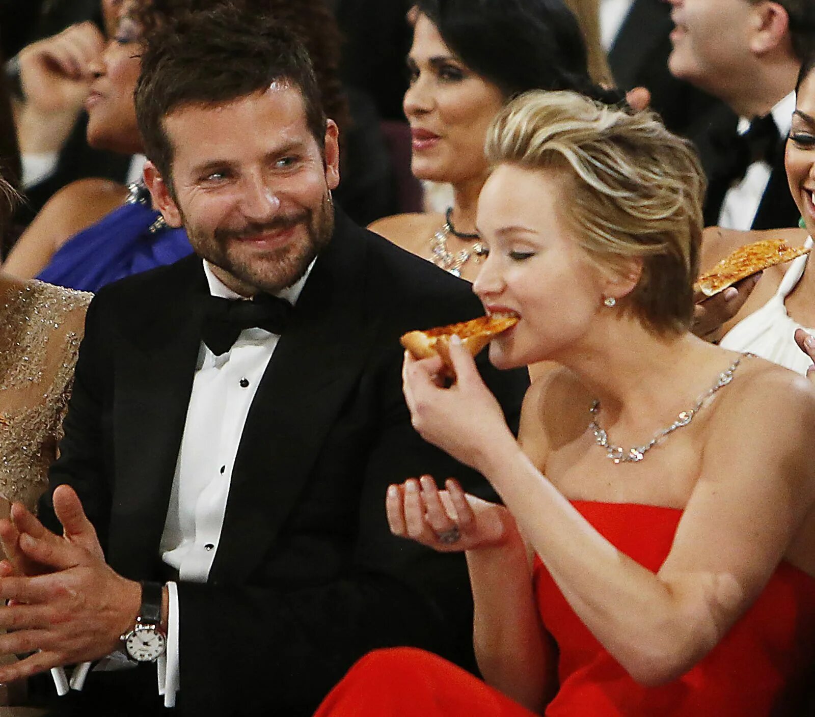 Татьяна навка. Российские знаменитости с едой. Знаменитости с едой. Риз уизерспун фото. Девушка с едой.