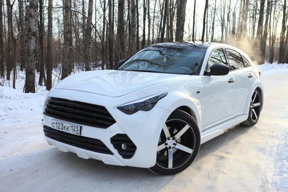 Infiniti fx50s обвес. Инфинити ФХ 35 В обвесе. Инфинити fx35 белый. Инфинити fx50 обвес.