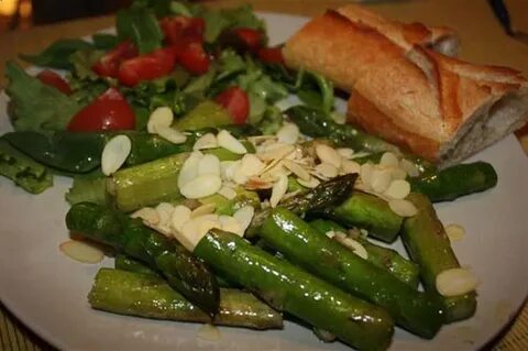 Спаржа с чесноком