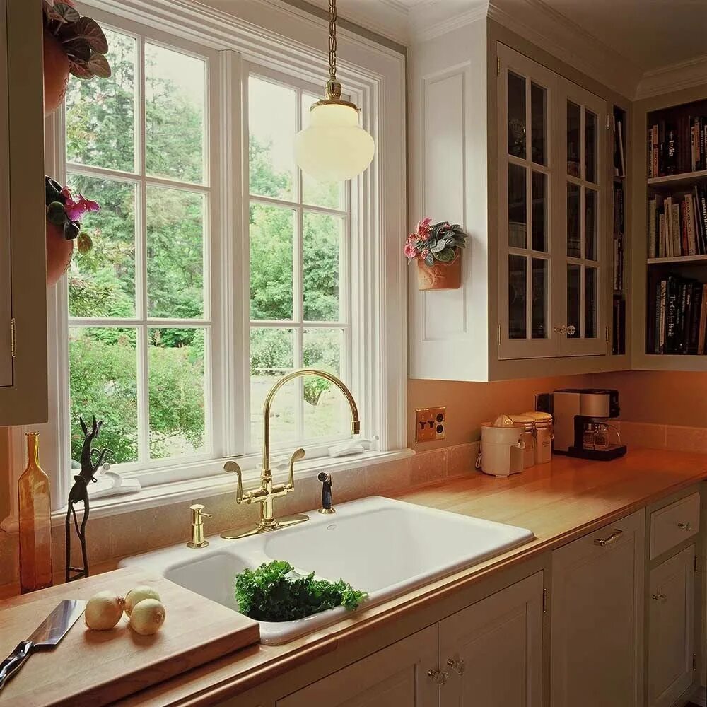 Планировка кухни с большим окном. Кухонный гарнитур с мойкой у окна. Кухня с окном в частном доме. Раковина у окна.