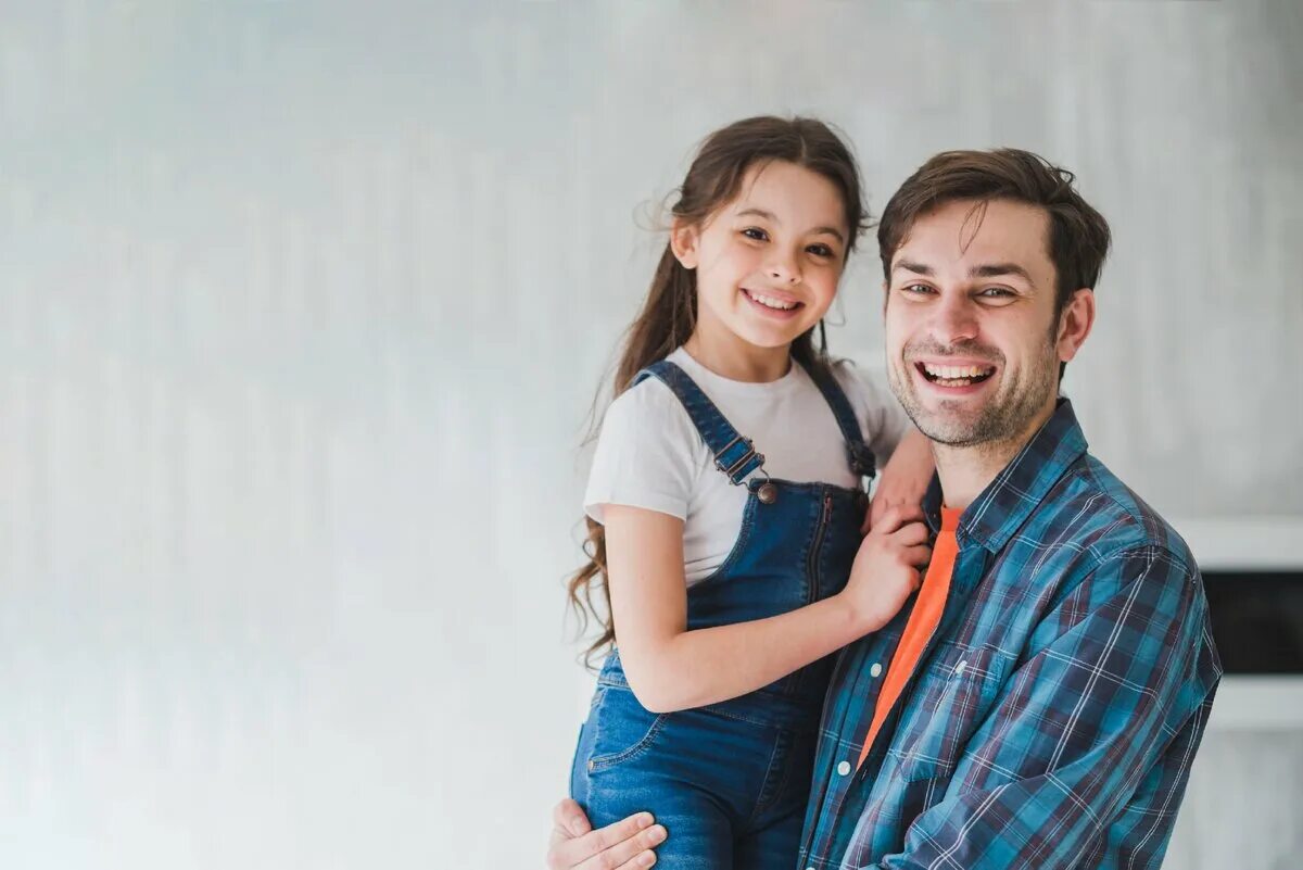 Father's Day. Happy father and daughter. Father is Happy для детей. Девочка поздравляет папу.