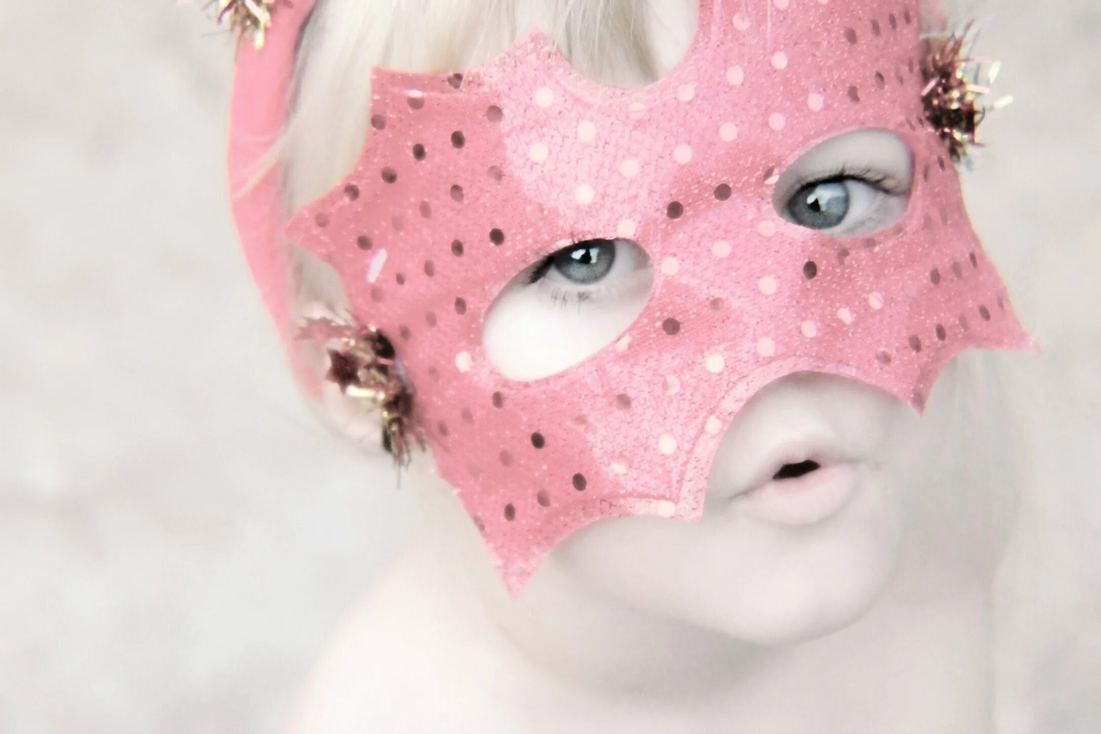 Маски розовые отзывы. Розовая маска. Маскарадные маски для детей. Девочка розовой маске. Маска на новый год детям розовое.
