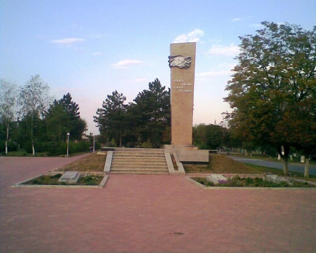 Сальск название. Город Сальск Ростовской области. Аллея славы Сальск. Сальск аллея Ленина. Сальск достопримечательности города.