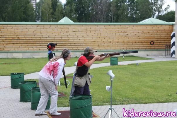 Issf стендовая стрельба по тарелкам. Стрелковый спорт. Стендовая стрельба дети. Спортинг спортивная стрельба. Парк сосновка стрельбище.