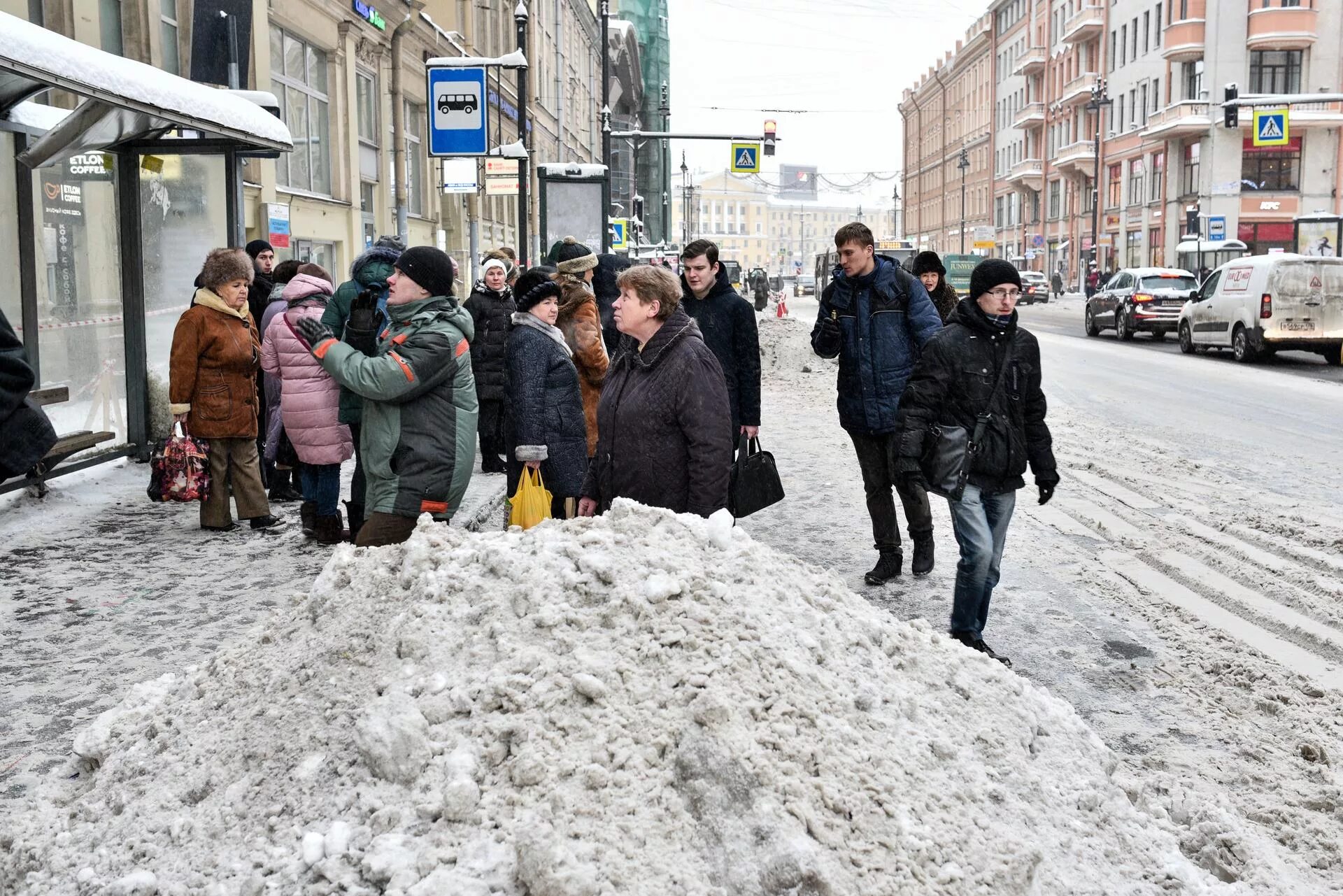 Обстановка на дорогах спб. Снег в Петербурге. Снегопад в Питере. Сугробы в Петербурге. Питер сейчас снегопад.