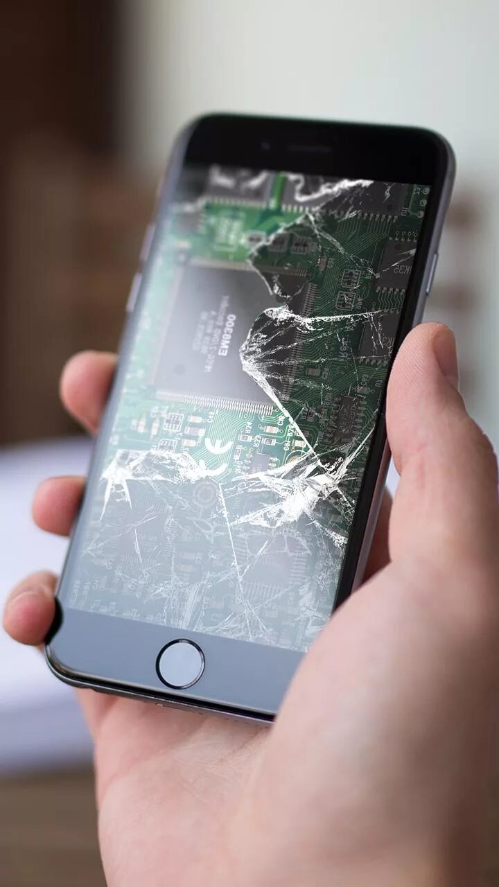 Разбитый экран. Разбитый дисплей. Сломанный смартфон. Разбитое стекло на телефоне.