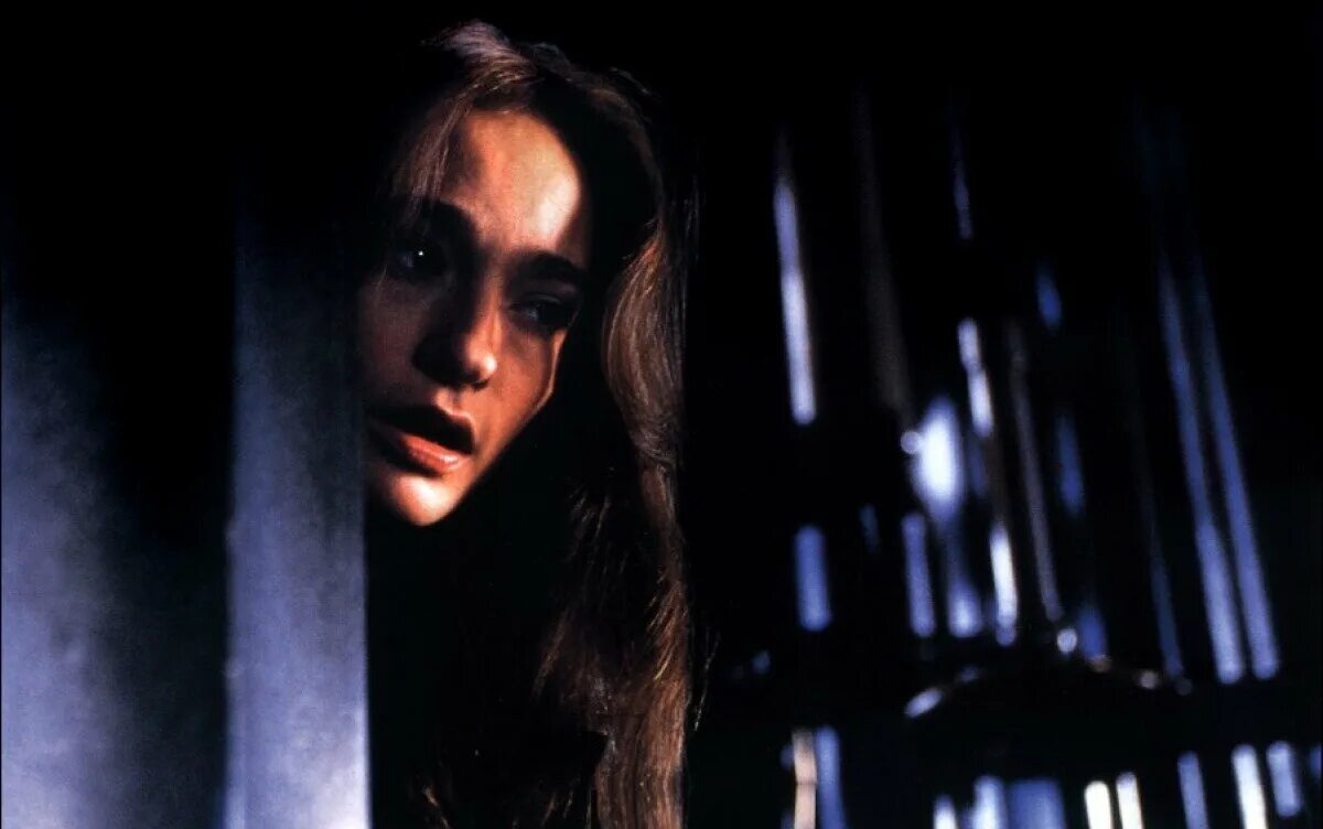 Кадры из фильма мудрость крокодилов. Мудрость крокодилов. Элина ловенсон мудрость крокодилов. Джуд лоу мудрость крокодилов. Мудрость крокодилов.