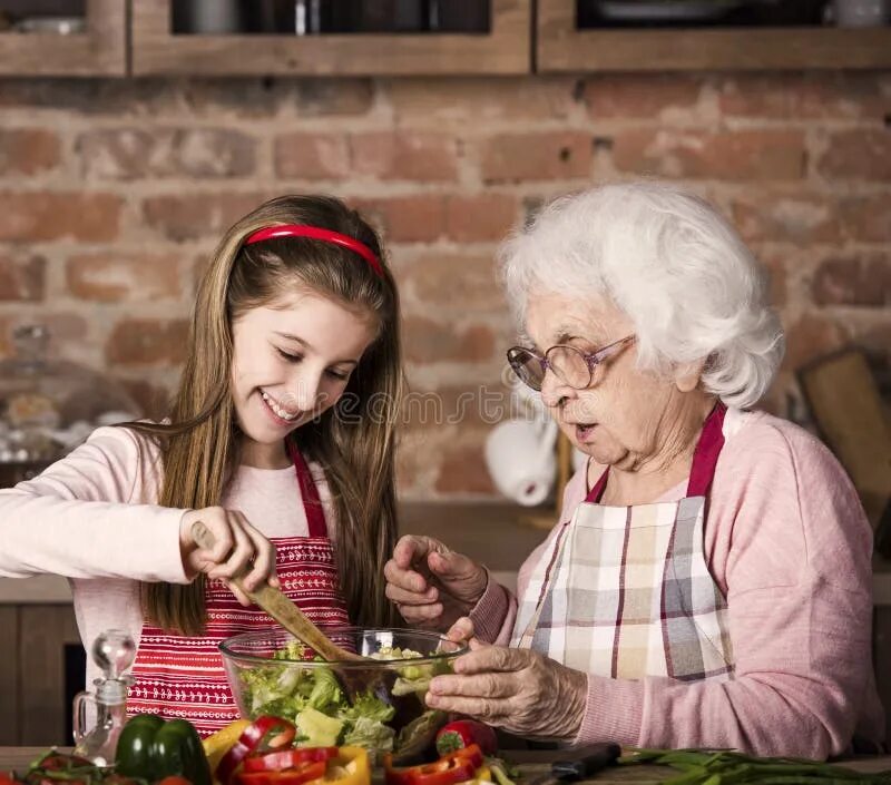 Учи внучек русский. Бабушка и внучка. Бабушка и внучка на кухне. Бабушка готовит. Фотосессия бабушки с внуками на кухне.