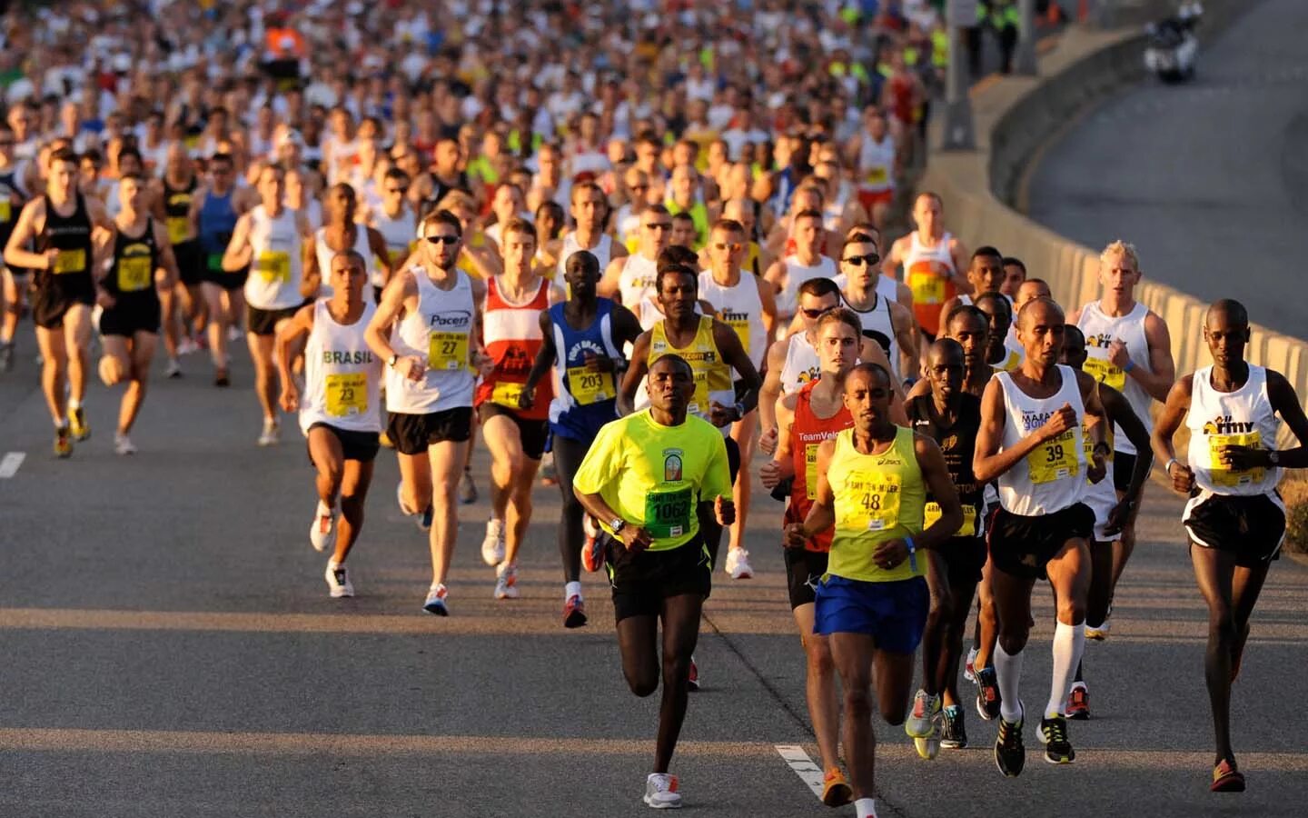 Бегуны марафон. Марафонский бег. Марафонцы бегут. Легкая атлетика бег марафон. Бегуны марафонцы.