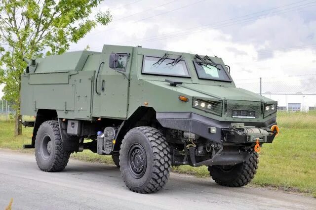 Зубр бронеавтомобиль. Машина с зубами. Бронемашина зубр. Зубр автомобиль. Маз-5309r дакар.