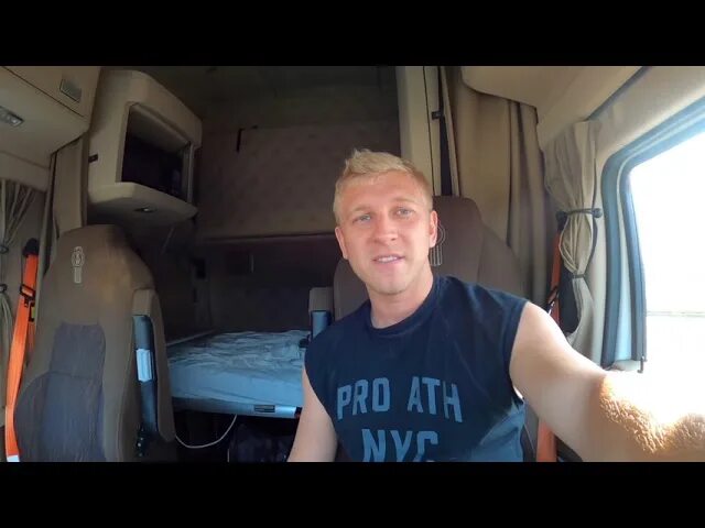Рено магнум дальнобой. Работа дальнобойщик видео. Работа дальнобойщик видео. Работа дальнобойщик видео. Кабина грузовика.