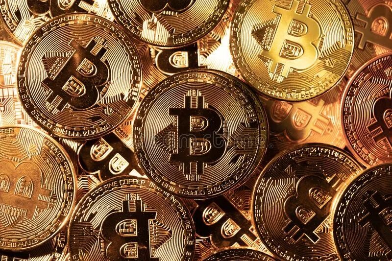 Куча биткоин. Криптовалюта и доллары. Бишкаин. Большое количество биткоина. Фон биткоины.