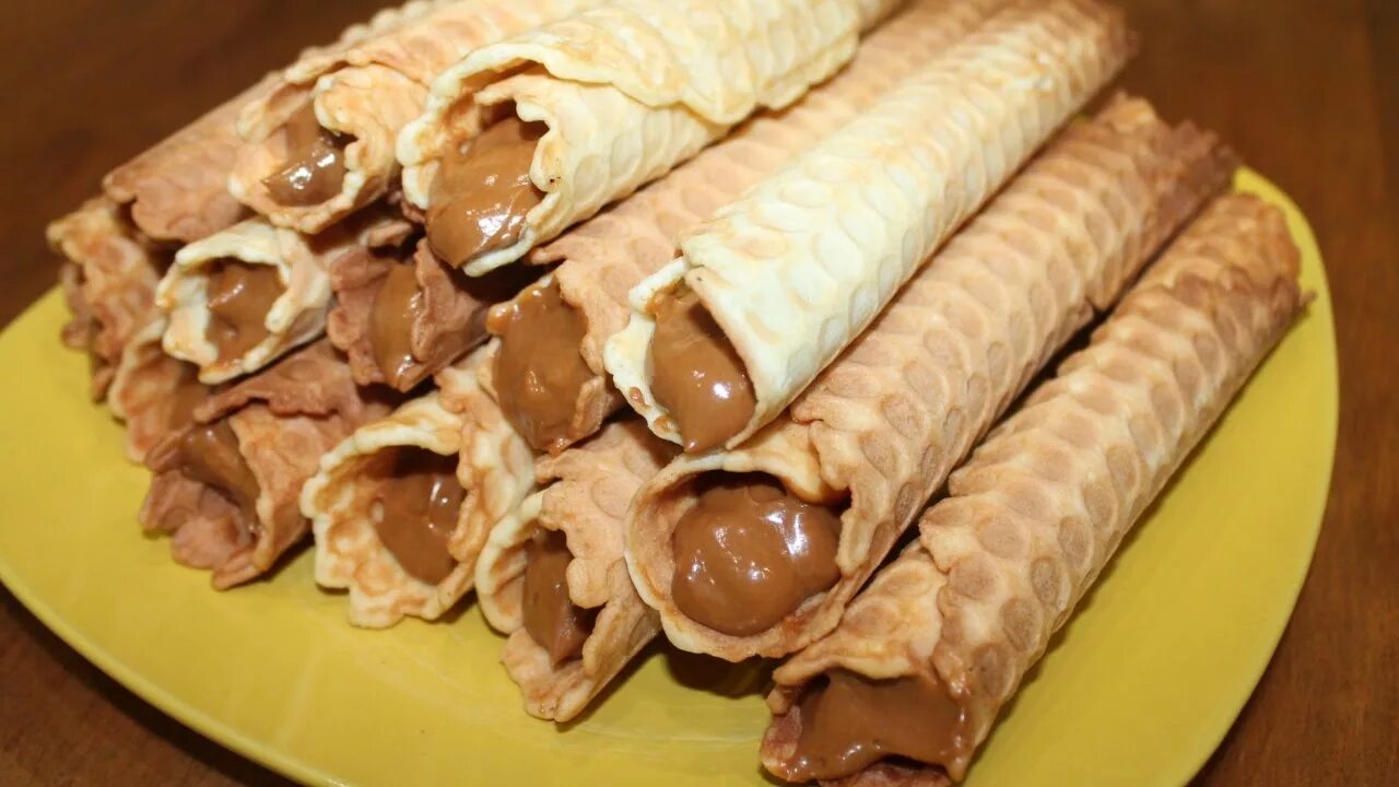 Рецепт трубочек со. Вафли домашние. Рецепт трубочек со. Вафли со сгущенкой. Вафельные трубочки в электровафельнице.