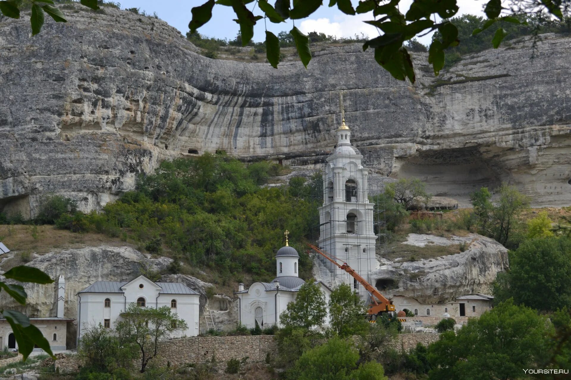 Бахчисарайский город. Монастырь Чуфут-Кале в Крыму. Горный монастырь Чуфут-Кале Бахчисарай. Чуфут Кале монастырь в скале. Бахчисарай скалы Чуфут Кале.