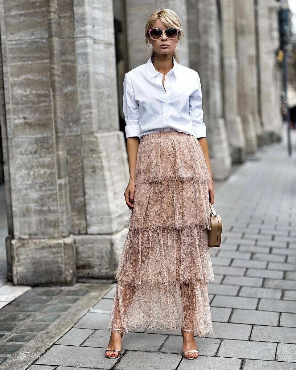 Какие юбки будут в моде. Юбки миди стрит стайл 2025. юбка твидовая street style 2025. юбки максо весна лето 2025. юбка длинная миди макси тренд 2025.
