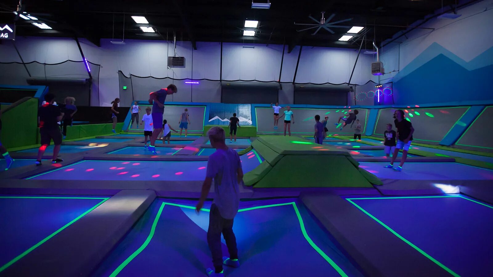 Полетели парк. Trampoline Park USA. Батут на площадке. Детские площадки с батутами. Батут для джампинга.