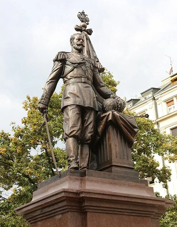 Памятник царскому. Памятник царю николаю 2 в белграде. памятник николаю 2 в сербии. памятник николаю второму в белграде. памятник императору николаю 2 в белграде.