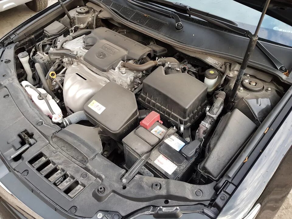 Камри 50 3. Toyota camry hibrid под капотом. Камри 50 2. 5 под капотом. 5 70 подкопотом.
