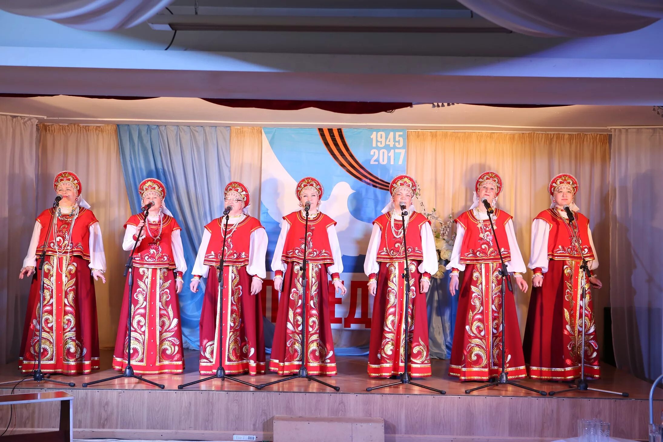 Костюмы для фольклорного коллектива. Ансамбль танца русские сезоны. Народный ансамбль литова. Сделай ансамбль. Сделай ансамбль.