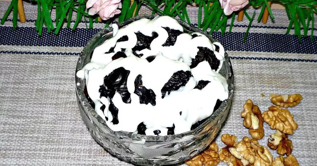 Торт медовик с черносливом и грецкими орехами. Торт с грецкими орехами и сметанным кремом. Чернослив с грецким орехом в сметане. Сметанный крем с черносливом и орехами. Сметанный крем с черносливом и орехами.
